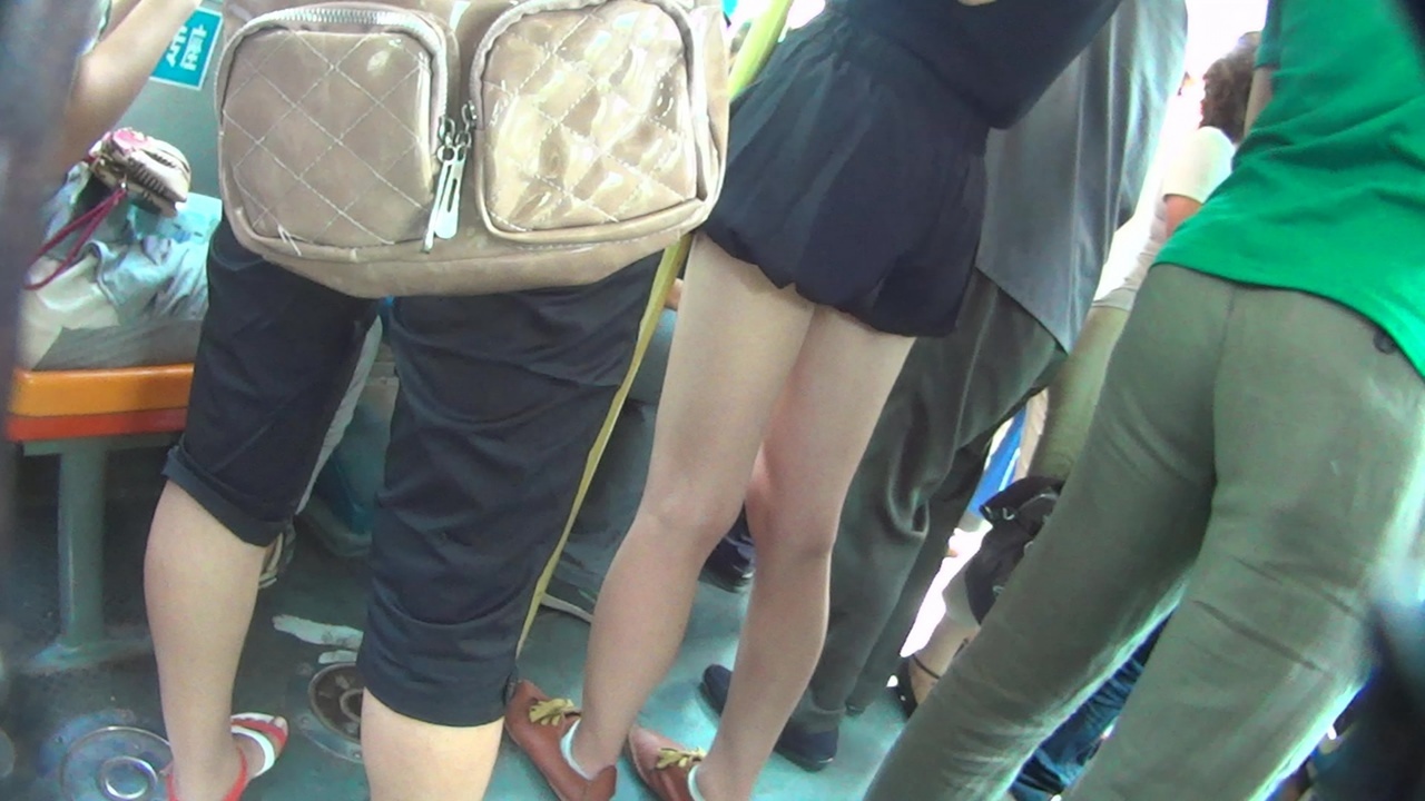 公交车内拍到的白嫩腿[2.53G/MP4]