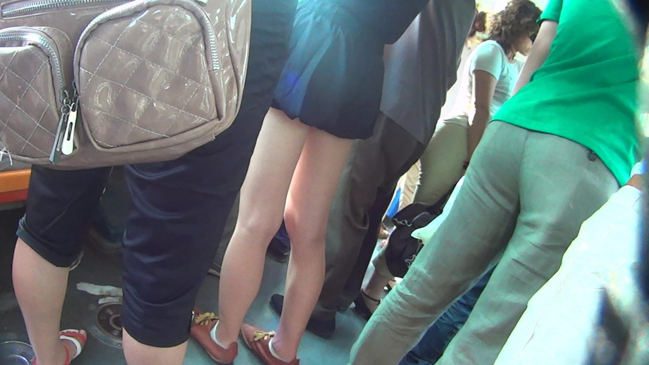 公交车内拍到的白嫩腿[2.53G/MP4]