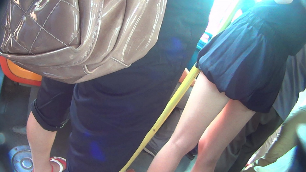 公交车内拍到的白嫩腿[2.53G/MP4]