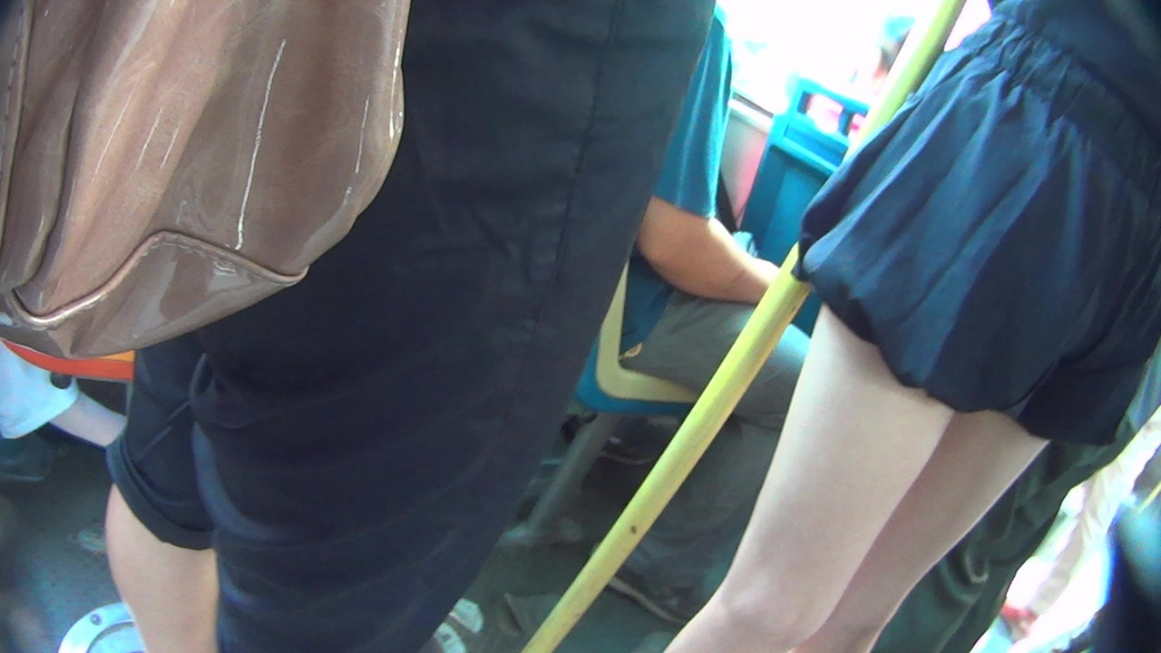 公交车内拍到的白嫩腿[2.53G/MP4]