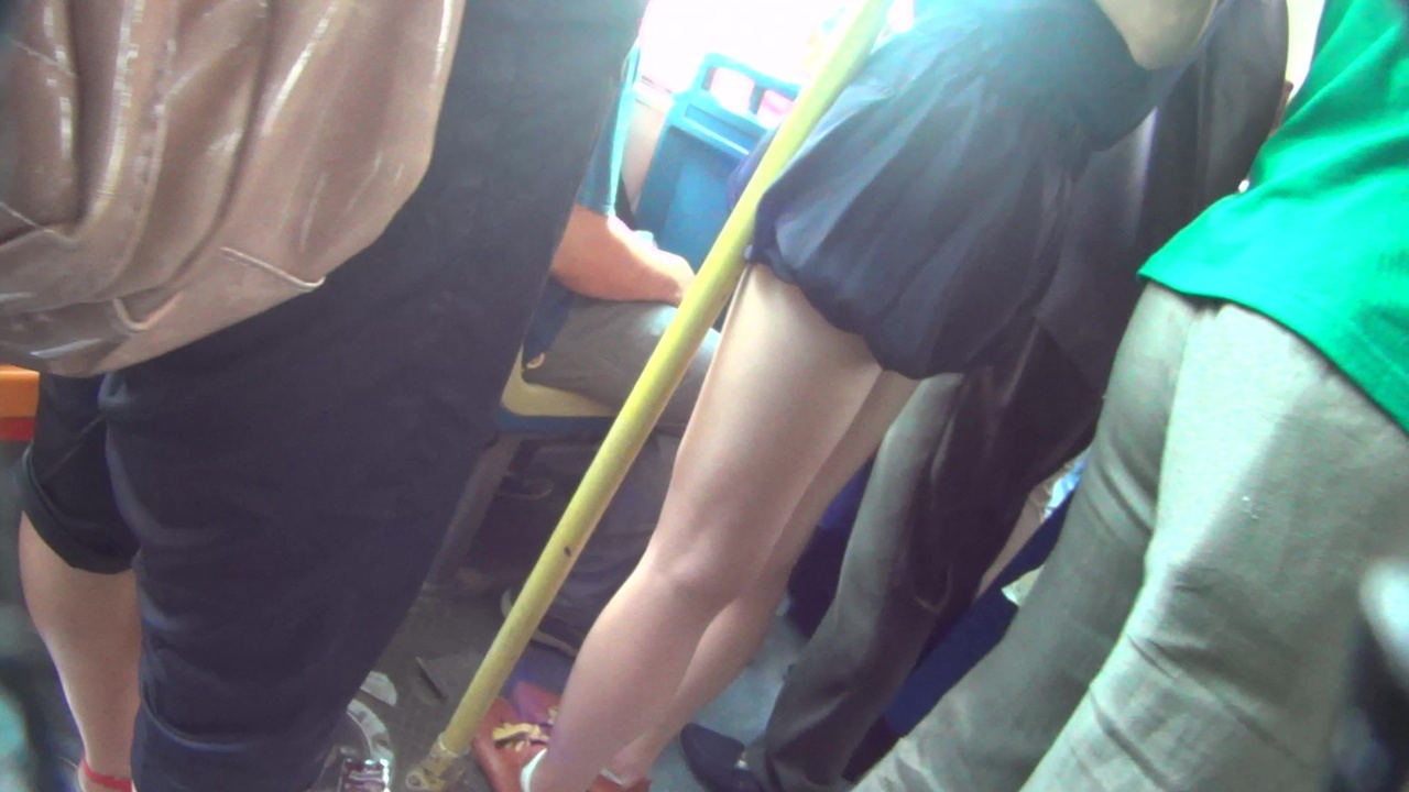 公交车内拍到的白嫩腿[2.53G/MP4]