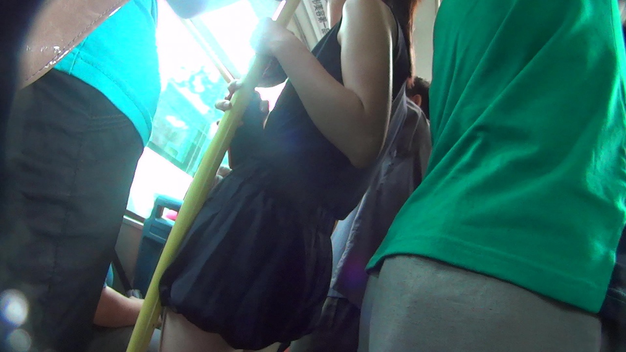 公交车内拍到的白嫩腿[2.53G/MP4]