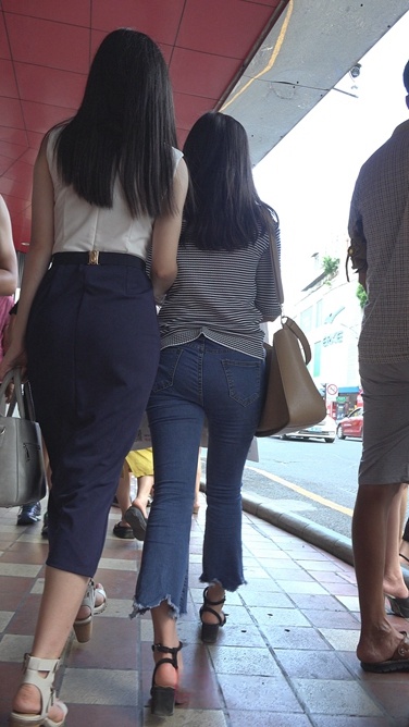 4K-牛仔裤长裙两美眉扭来扭去两翘屯C103[1.9G]