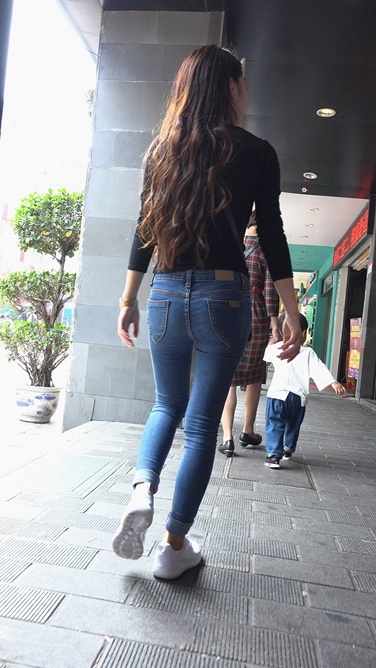 4K-极品翘屯紧绷牛仔裤美眉C051[1.26G]