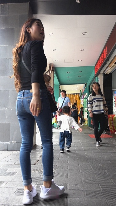 4K-极品翘屯紧绷牛仔裤美眉C051[1.26G]