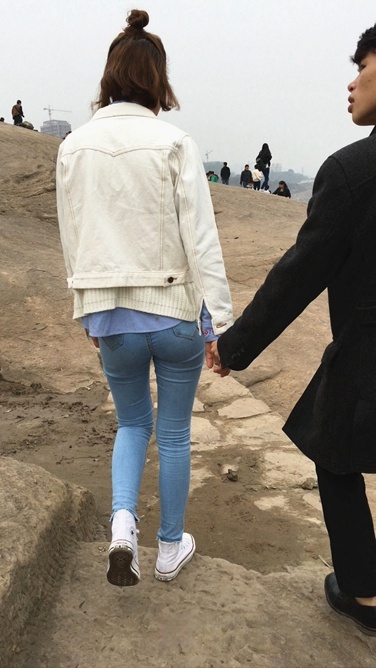 白衣牛仔裤圆润翘屯妹子和男友爬山C030[391M]