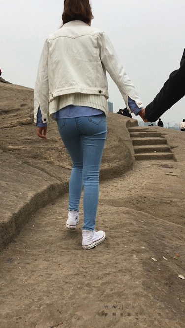 白衣牛仔裤圆润翘屯妹子和男友爬山C030[391M]