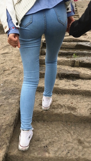 白衣牛仔裤圆润翘屯妹子和男友爬山C030[391M]