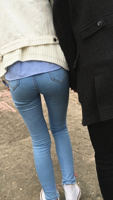 白衣牛仔裤圆润翘屯妹子和男友爬山C030[391M]