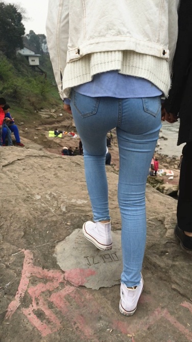 白衣牛仔裤圆润翘屯妹子和男友爬山C030[391M]