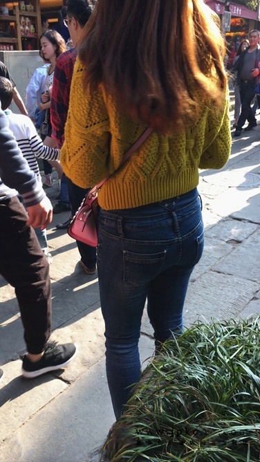 极品牛仔裤翘屯妹子在等人C029[325M]