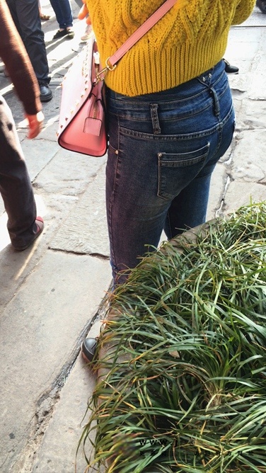 极品牛仔裤翘屯妹子在等人C029[325M]