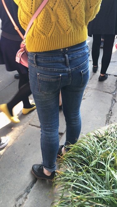极品牛仔裤翘屯妹子在等人C029[325M]