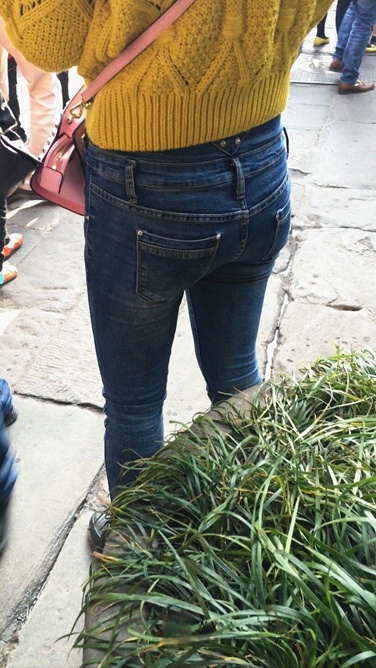 极品牛仔裤翘屯妹子在等人C029[325M]