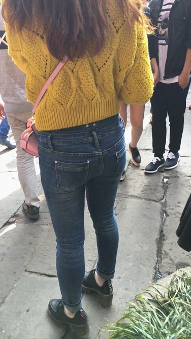 极品牛仔裤翘屯妹子在等人C029[325M]