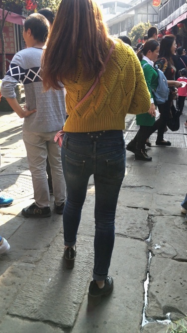 极品牛仔裤翘屯妹子在等人C029[325M]