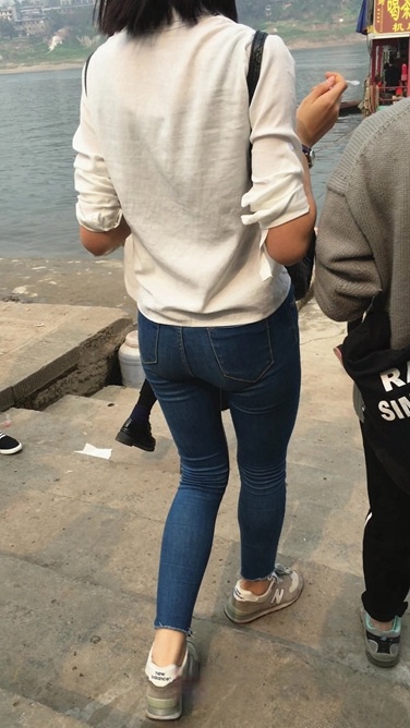 青春极品牛仔裤圆润紧屯学生妹子[393M]