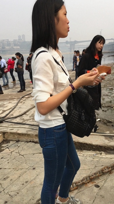 青春极品牛仔裤圆润紧屯学生妹子[393M]