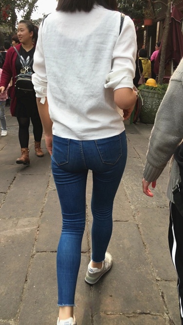 青春极品牛仔裤圆润紧屯学生妹子[393M]