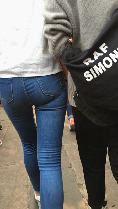 青春极品牛仔裤圆润紧屯学生妹子[393M]