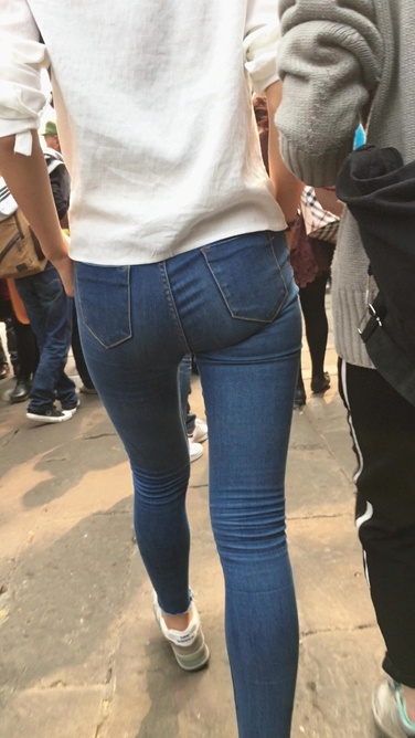 青春极品牛仔裤圆润紧屯学生妹子[393M]