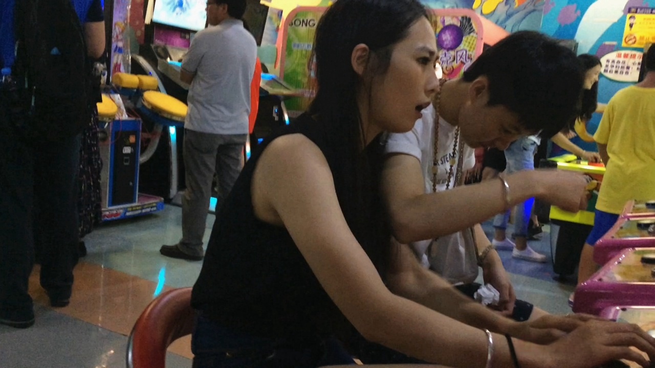 游戏厅玩得很嗨的翘屯热裤丰屯萌妹子C012[1G]