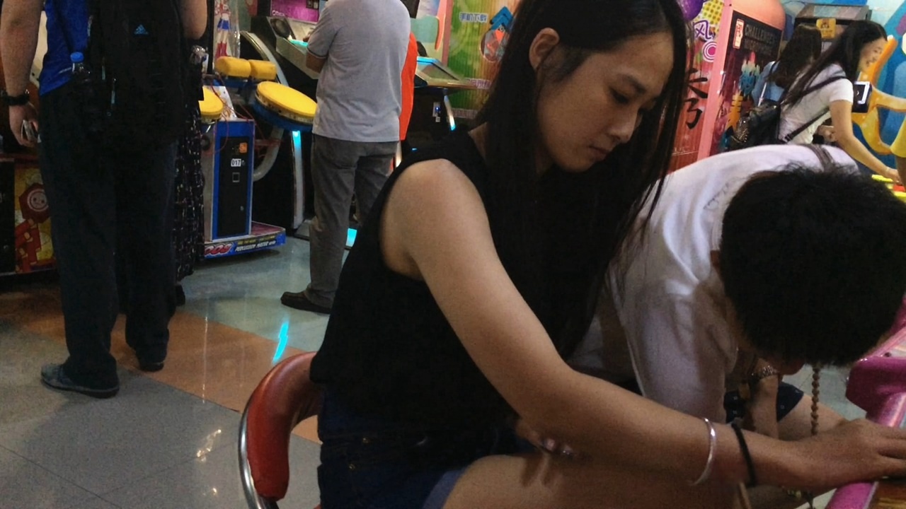 游戏厅玩得很嗨的翘屯热裤丰屯萌妹子C012[1G]