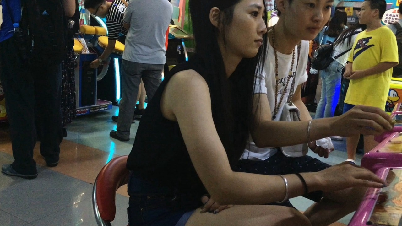 游戏厅玩得很嗨的翘屯热裤丰屯萌妹子C012[1G]