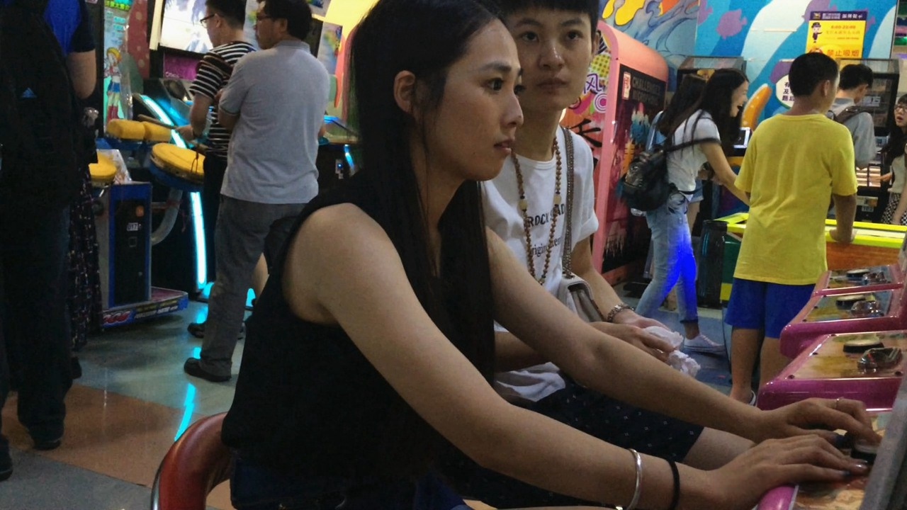 游戏厅玩得很嗨的翘屯热裤丰屯萌妹子C012[1G]