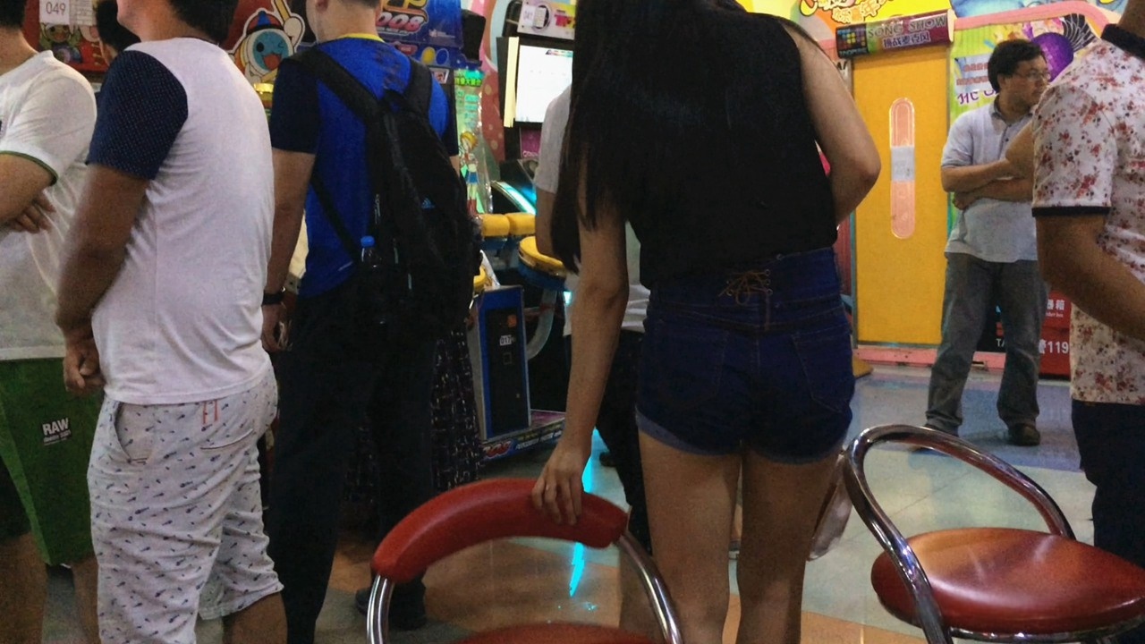 游戏厅玩得很嗨的翘屯热裤丰屯萌妹子C012[1G]