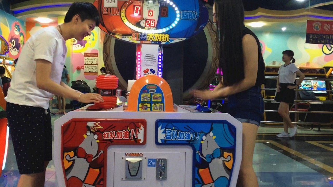 游戏厅玩得很嗨的翘屯热裤丰屯萌妹子C012[1G]