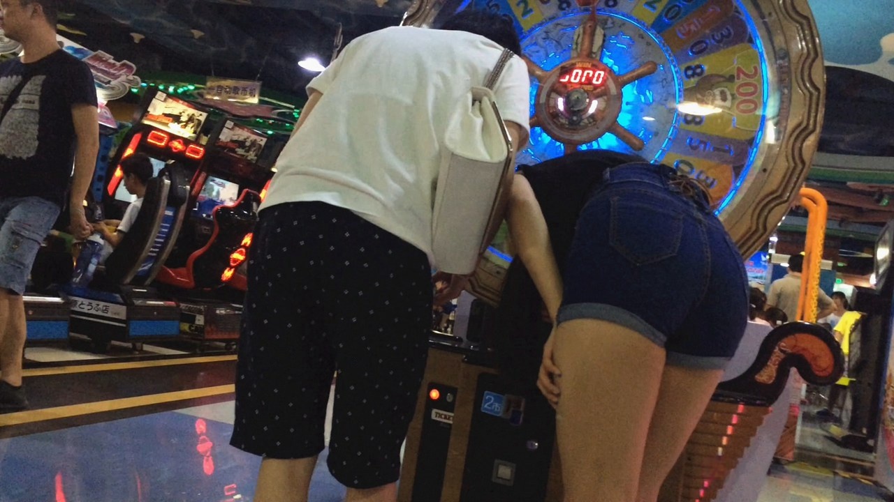 游戏厅玩得很嗨的翘屯热裤丰屯萌妹子C012[1G]