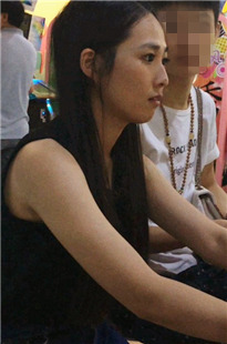 游戏厅玩得很嗨的翘屯热裤丰屯萌妹子C012[1G]