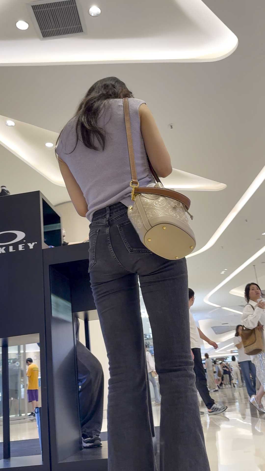 商场长腿牛仔少妇（积分57）