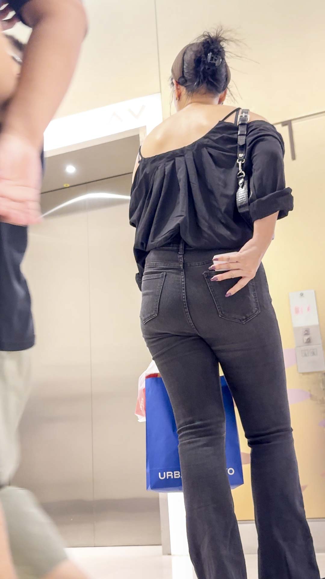 重口味黑牛仔丰臀少妇（积分75）