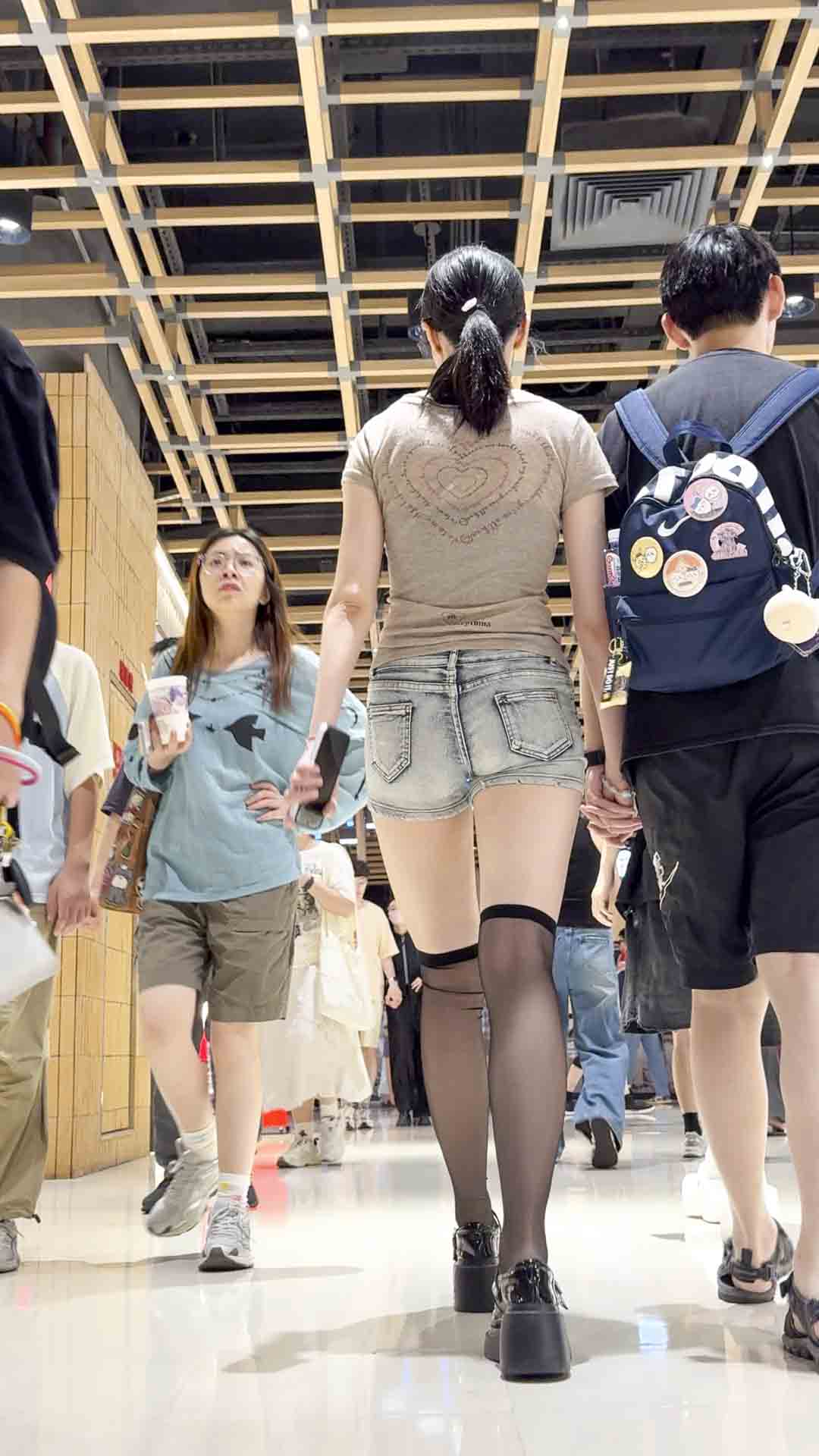 长腿牛仔短裤少妇（积分58）