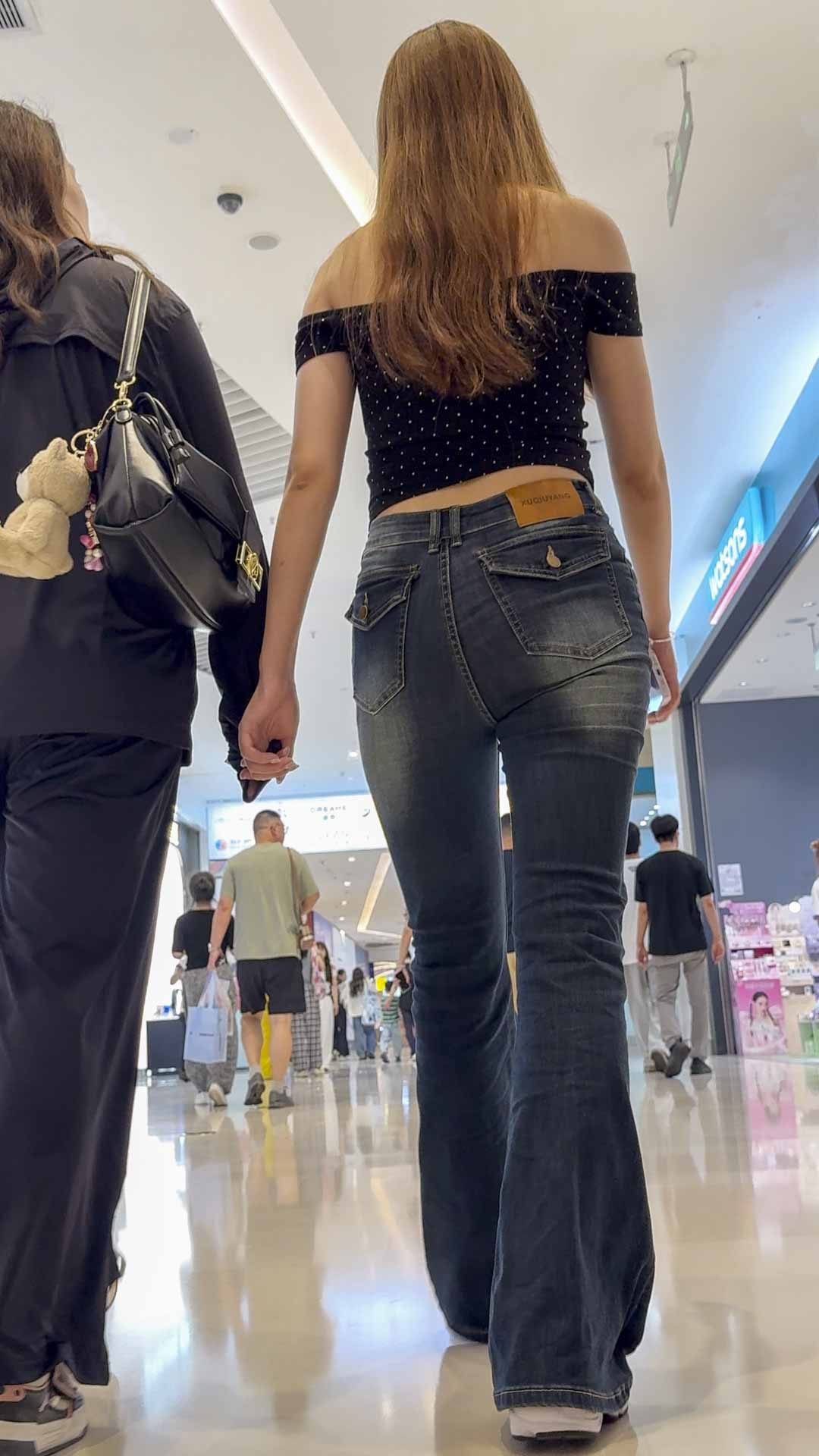 牛仔裤下的丰臀随着步伐摇曳（积分125）