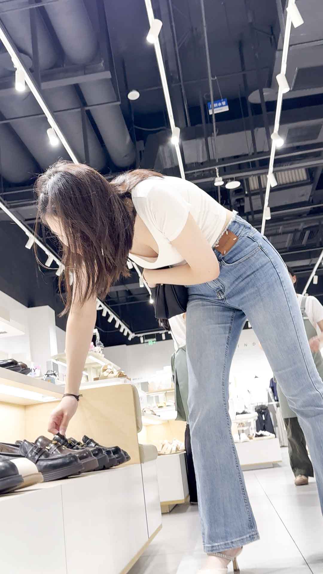 （积分288）国庆献礼蜜桃臀弹跳诱人，裤勒出轮廓