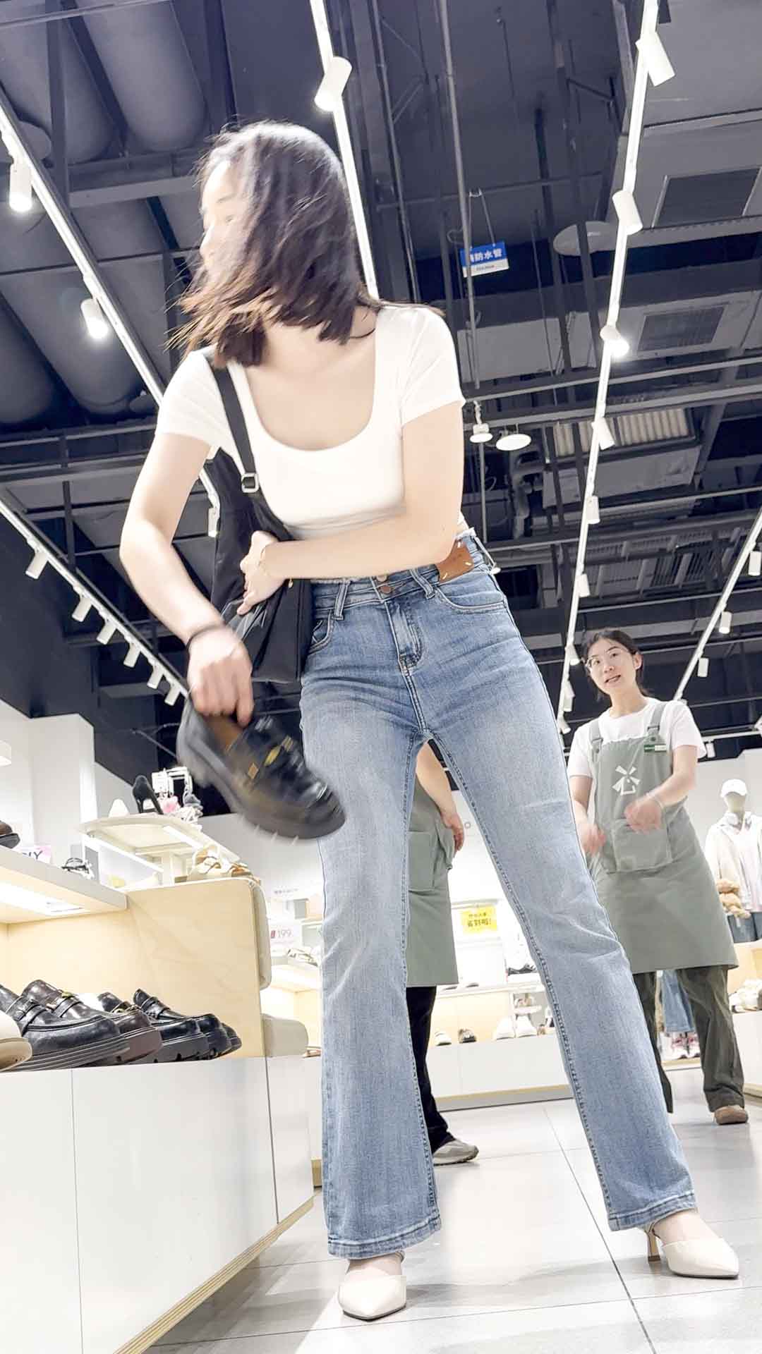 （积分288）国庆献礼蜜桃臀弹跳诱人，裤勒出轮廓