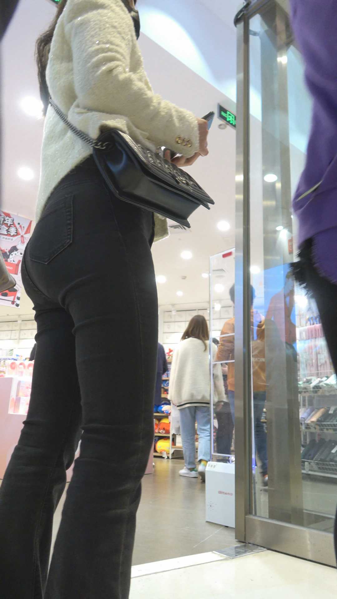 饱满圆润黑牛仔喇叭裤妹子