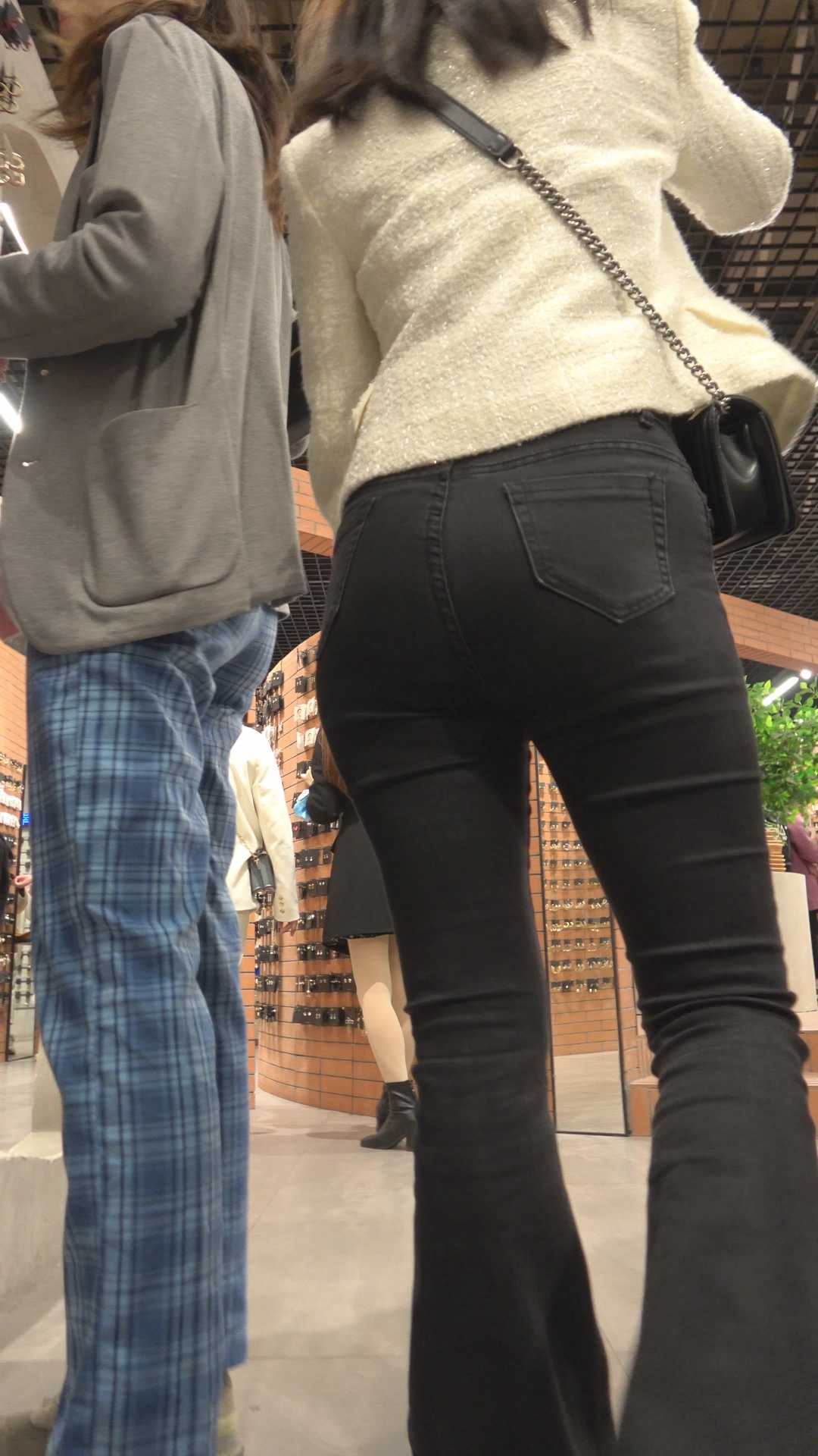 饱满圆润黑牛仔喇叭裤妹子