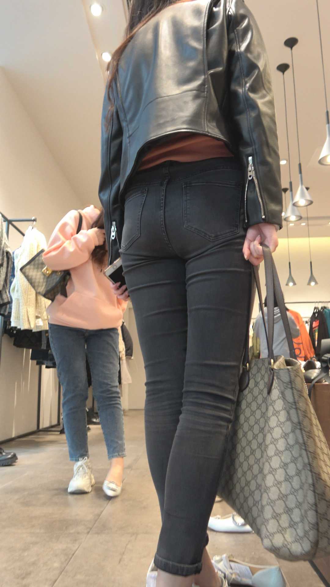 性感紧臀黑牛仔小姐姐（积分107）