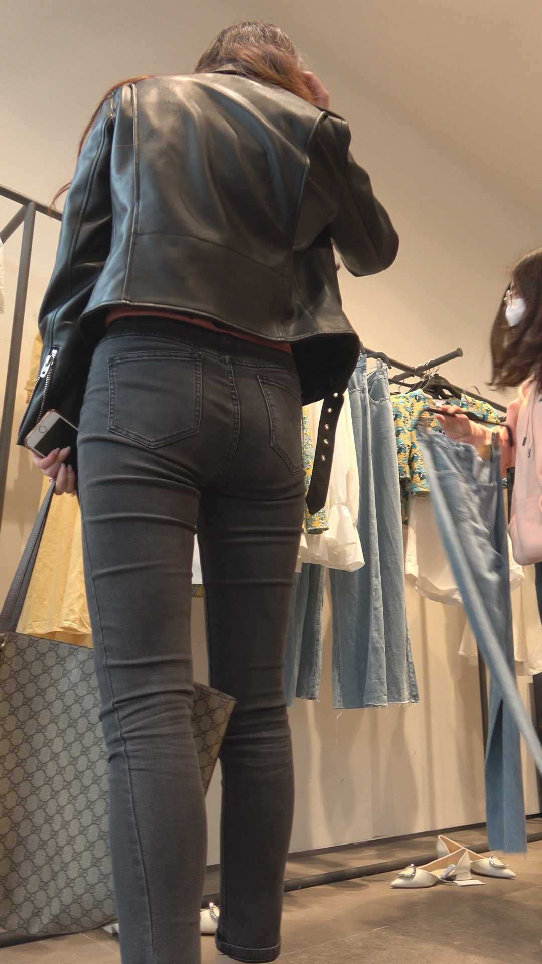 性感紧臀黑牛仔小姐姐（积分107）