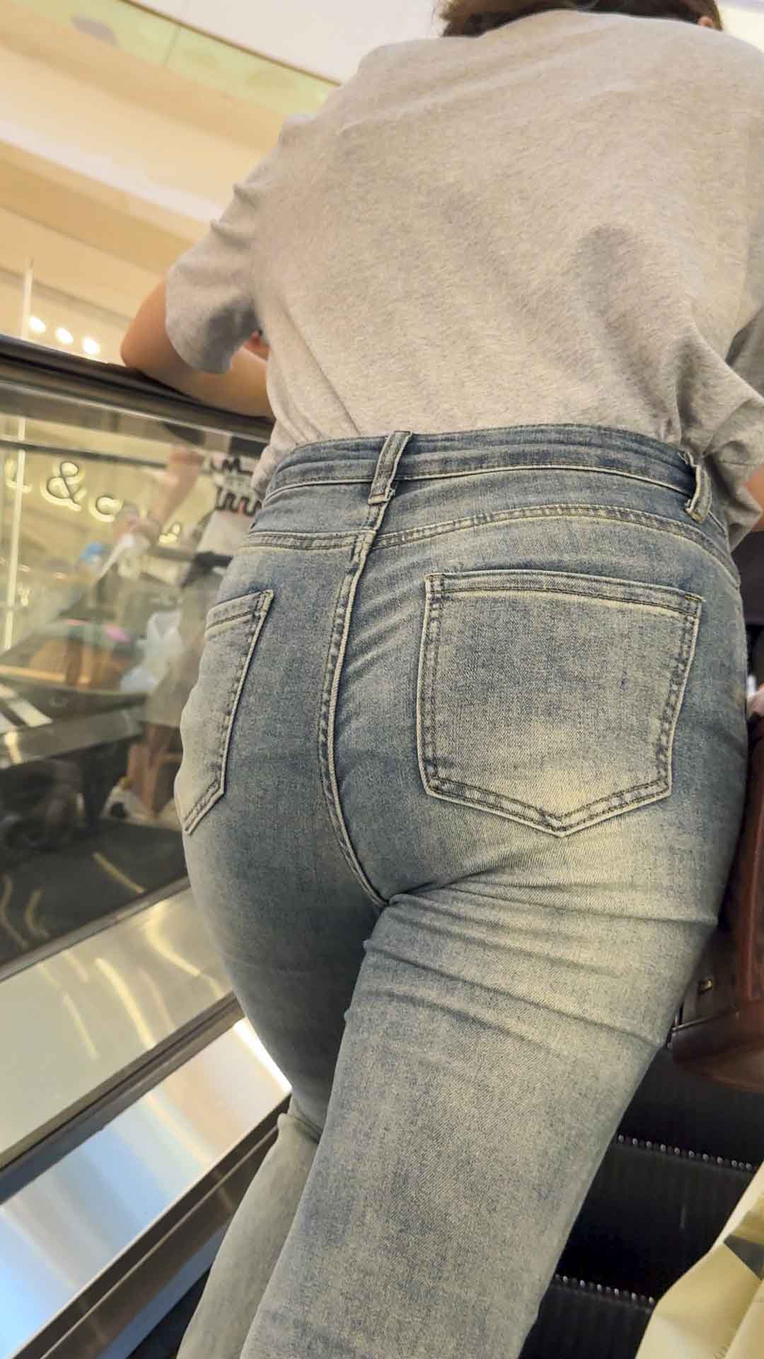 紧臀牛仔裤少妇上电梯（积分83）