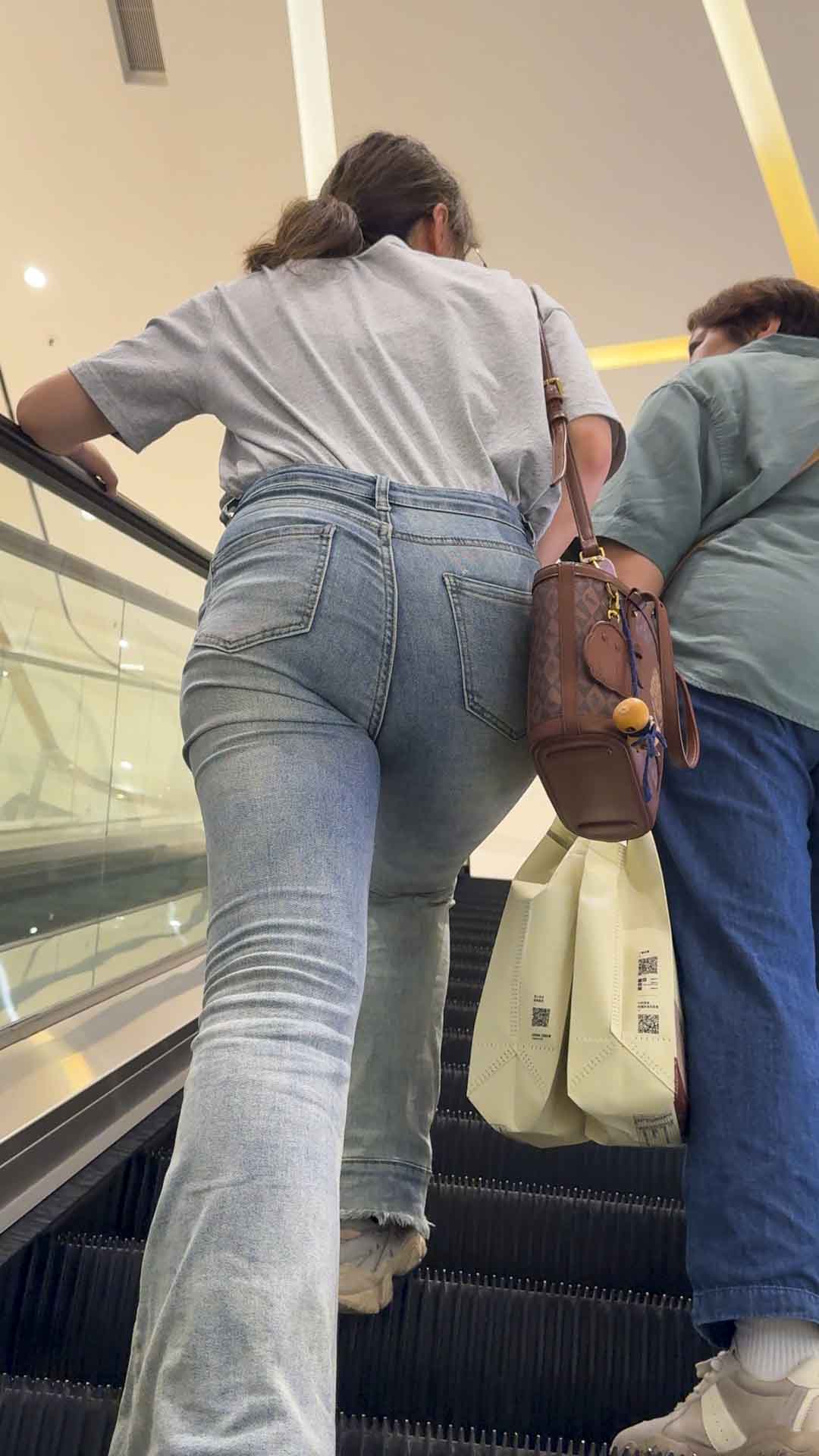 紧臀牛仔裤少妇上电梯（积分83）