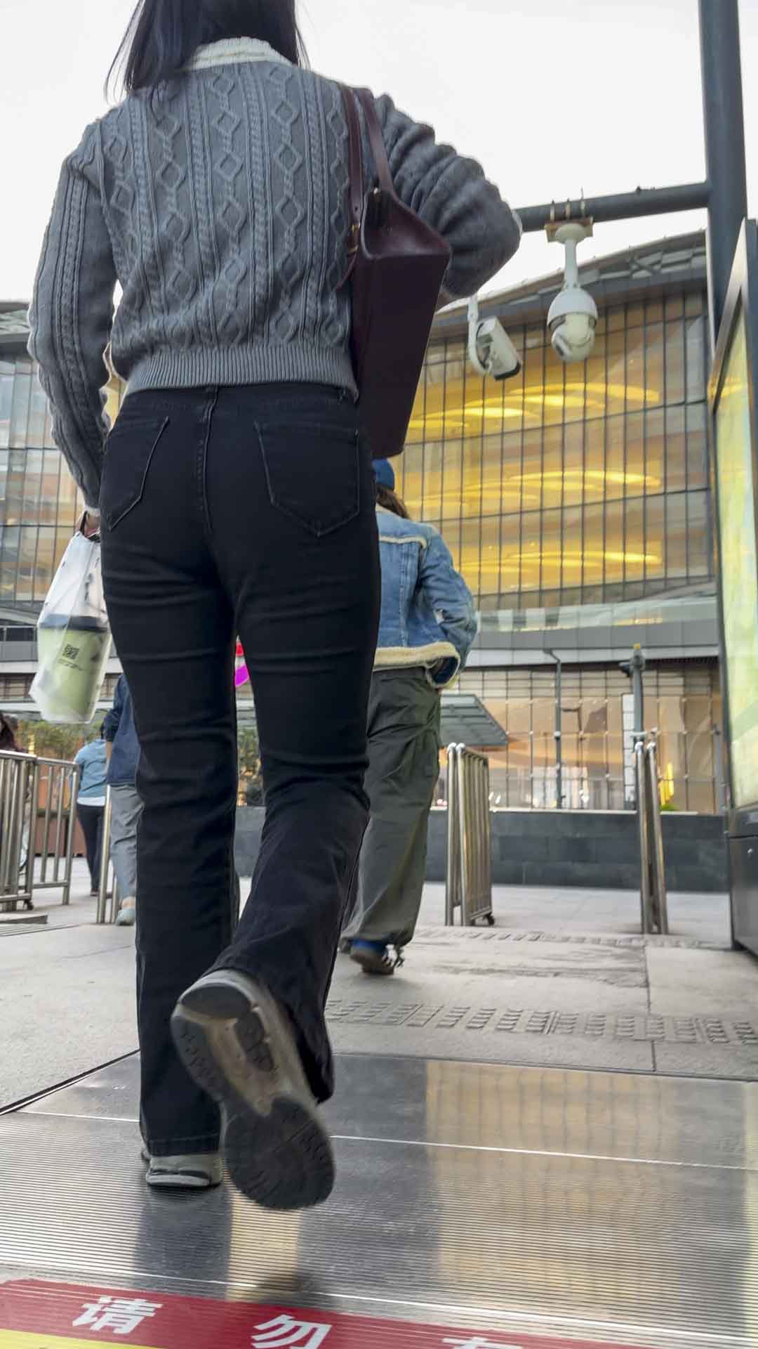 街拍喇叭黑牛仔裤极品尤物