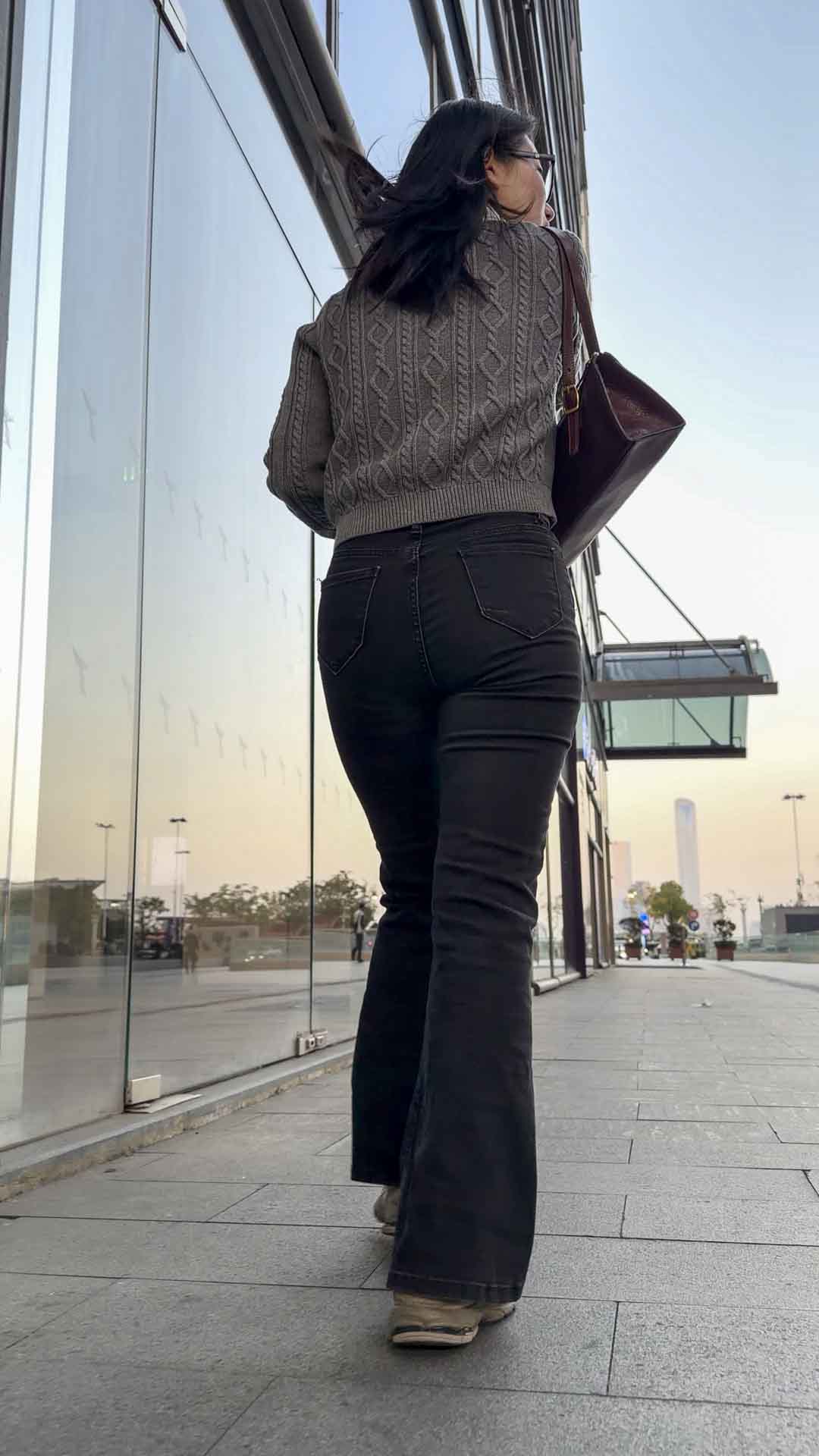 街拍喇叭黑牛仔裤极品尤物