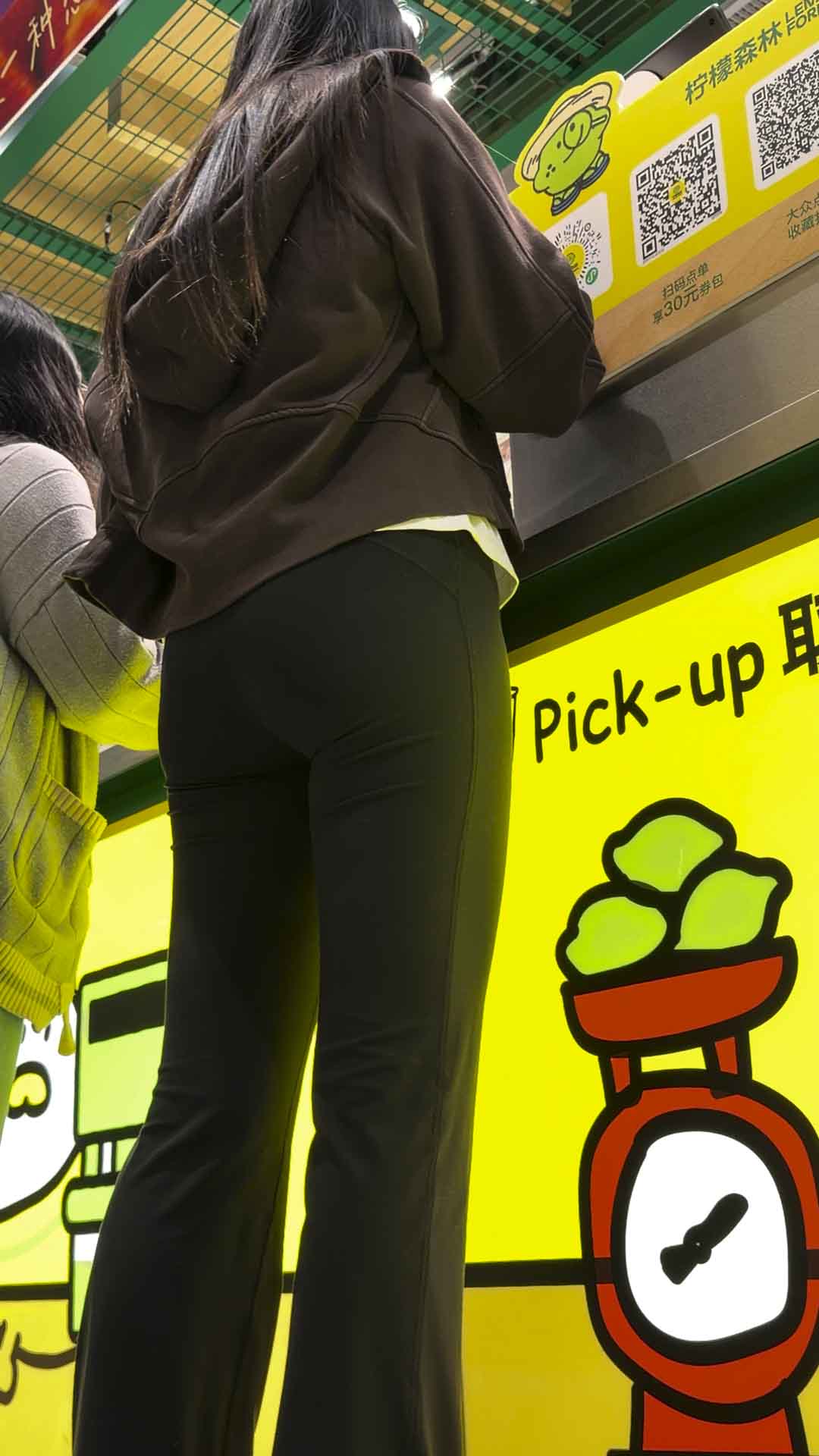 墨绿紧身瑜伽裤小姐姐（积分45）