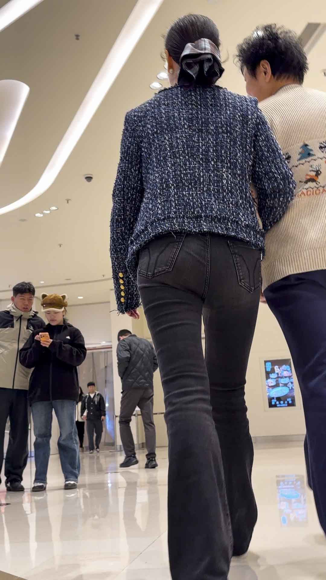 黑色喇叭牛仔裤小姐姐（积分:77）