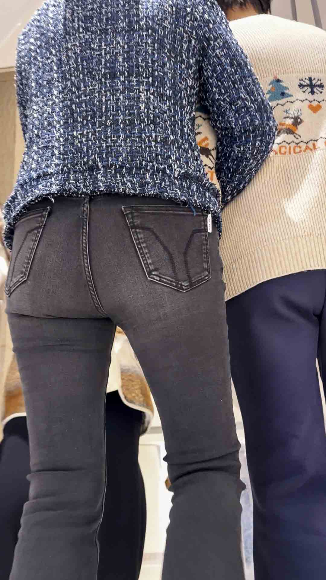 黑色喇叭牛仔裤小姐姐（积分:77）